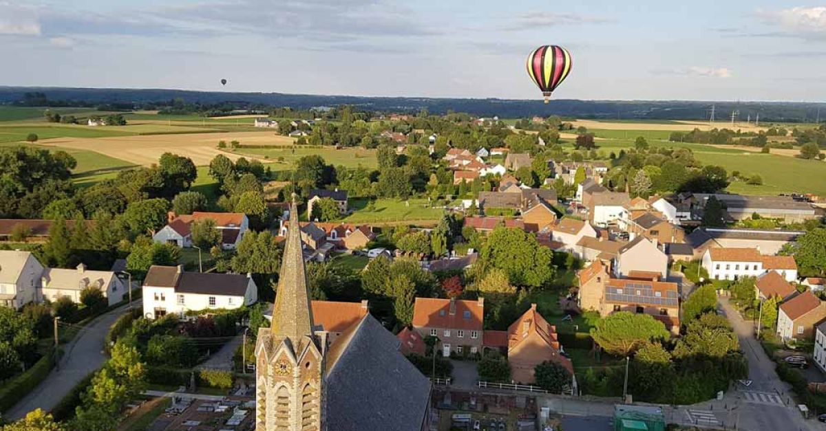Vol montgolfiere au dessus de La Place de Céroux